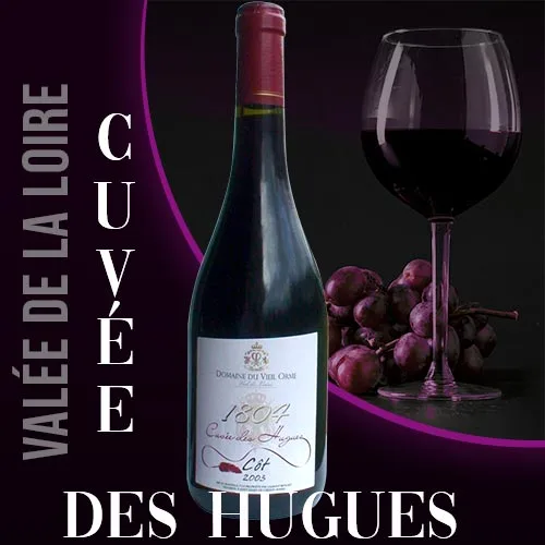 Bouteille du vin rouge Cuvée de Hugues du Domaine du Vieil Orme, vignoble de la vallée de la Loire. Robe grenat et étiquette indiquant l'appellation.